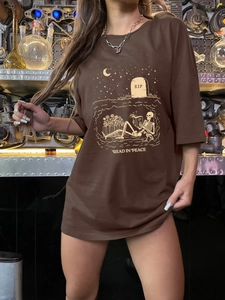 Oversized coffee brown t-shirt with skeleton reading print and casual crew neck style