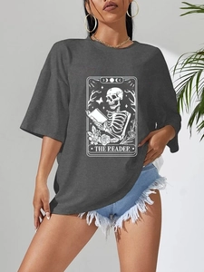 Dunkelgraues Oversized-T-Shirt mit The Reader Skelett-Tarot-Print und blauen Denim-Shorts