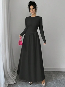 Elegantes schwarzes Langarm-Maxikleid mit Rundhalsausschnitt und hoher Taille