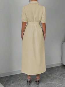 Elegantes beiges Maxikleid mit kurzen Ärmeln und Gürtel, Rückansicht des Kleides