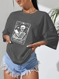 Detail eines dunkelgrauen Oversize-T-Shirts mit weißem Tarot-Aufdruck The Reader