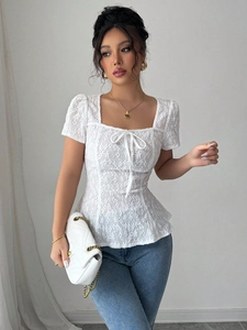 Elegante top de encaje blanco con escote cuadrado y lazo para el estilo de verano