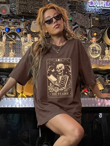 Detail des The Reader Tarot-Drucks auf dunkelbraunem Oversized-Baumwoll-Streetwear-Shirt