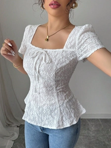 Elegante blusa de encaje blanco con cuello cuadrado, mangas abullonadas y lazo