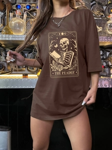 Detail des Tarot-Skelett-Prints und der Silberkette auf dunkelbraunem Oversized-T-Shirt