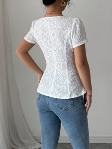 Elegante blusa de encaje blanco con mangas abullonadas y corte entallado vista desde atrás