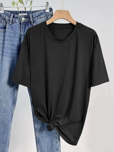 Γυναικείο μαύρο oversized μπλουζάκι με στρογγυλή λαιμόκοψη και κόμπο στο στρίφωμα