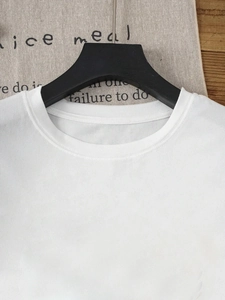 T-shirt blanc minimaliste à col rond pour femme en coton avec détails d'encolure soignés