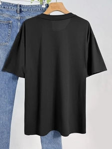 Πίσω όψη μαύρου oversized T-shirt με στρογγυλή λαιμόκοψη και άνετη εφαρμογή για γυναίκες