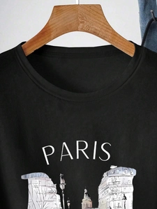 Detail des Rundhalsausschnitts und Paris-Grafikdrucks auf schwarzem Baumwoll-T-Shirt