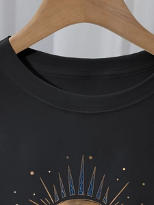 T-shirt noir pour femme avec imprimé céleste soleil doré et bleu sur le col rond