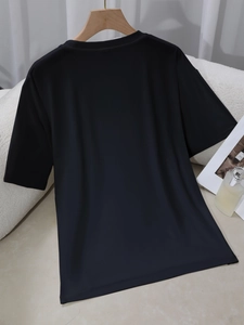 Achteraanzicht van een zwart katoenen T-shirt met korte mouwen op een houten hanger
