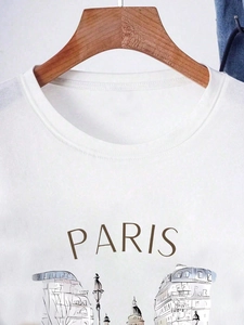 Weiße Kurzarm-T-Shirt mit Paris-Grafik und Wahrzeichen-Skizze auf Holz-Kleiderbügel