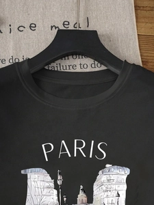 Détail de l'imprimé Paris et de la couture du col sur un t-shirt en coton noir