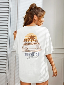 Détail du t-shirt blanc en coton avec imprimé de palmier et soleil au dos