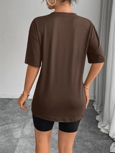 T-shirt femme oversize à col rond marron foncé présenté de dos avec une coupe ample
