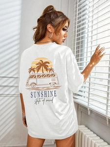 Vue arrière détaillée du t-shirt blanc surdimensionné en coton avec imprimé rétro