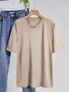 Κοντινή λεπτομέρεια από γήινο T-shirt με στρογγυλή λαιμόκοψη και χαμηλωμένους ώμους