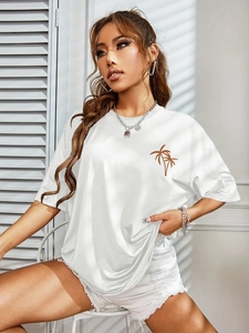T-shirt oversize blanc pour femme avec imprimé palmier marron et col rond décontracté