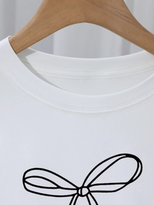 Minimalistisches weißes T-Shirt mit schwarzem Schleifendruck und Rundhalsausschnitt