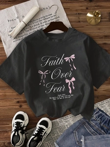 T-shirt gris foncé col rond avec texte Faith Over Fear et motifs de nœuds roses