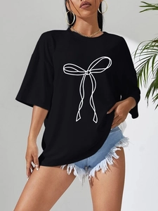 Dettaglio di una t-shirt nera oversize in cotone con stampa a fiocco bianco lineare