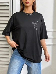 T-shirt noir oversize pour femme avec imprimé nœud blanc et épaules tombantes