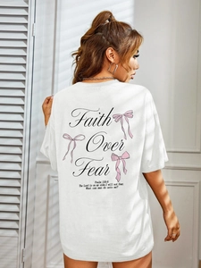 T-shirt blanc oversize avec imprimé Faith Over Fear et détail de ruban rose