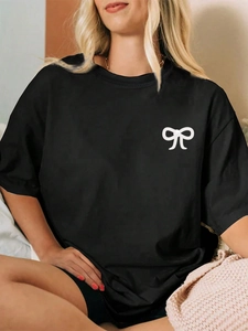 Detail eines schwarzen Oversize-T-Shirts mit weißem Schleifendruck auf Baumwolle