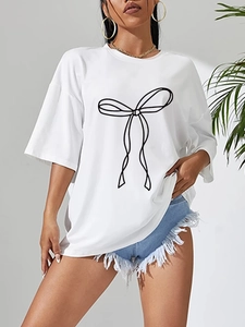 Dettaglio della stampa a fiocco nero su una t-shirt bianca in cotone vestibilità comoda
