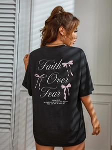 T-shirt noir ample avec imprimé Faith Over Fear et nœud rose sur la vue arrière