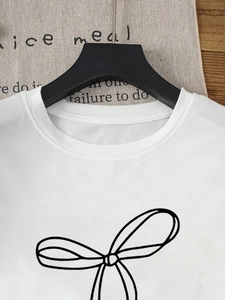 Dettaglio della stampa a fiocco nero su t-shirt girocollo in cotone bianco premium