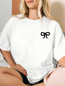 Damen weißes Kurzarm-T-Shirt mit minimalistischem schwarzem Schleifendruck und lockerer Passform