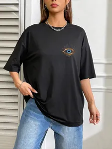 Oversize schwarzes T-Shirt mit blauem Evil-Eye-Print auf der Brust für einen lässigen Look