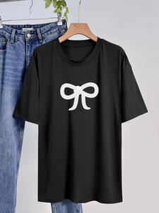 Oversized μαύρο βαμβακερό μπλουζάκι με στρογγυλή λαιμόκοψη και λευκό τύπωμα φιόγκου