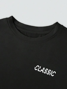 Détail du col montrant l'imprimé blanc CLASSIC sur un t-shirt noir en coton de qualité