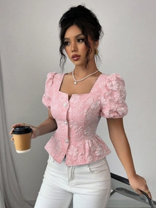 Elegante camicetta rosa con maniche a sbuffo, scollo a squadra, jacquard 3D e perle