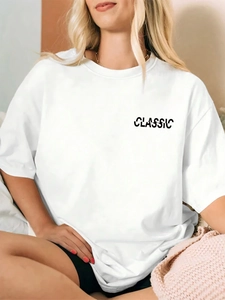 Gros plan sur l'imprimé CLASSIC d'un t-shirt blanc en coton à manches courtes et col rond