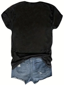 Vue détaillée à plat d'un t-shirt noir et d'un short en jean bleu avec déchirures