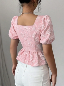 Camicetta rosa con maniche a sbuffo, scollo quadrato e volant per un look estivo elegante