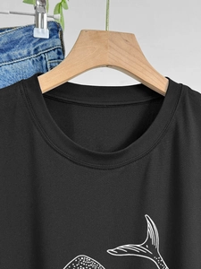 Nahaufnahme eines schwarzen Baumwoll-T-Shirts mit weißem Walflossen-Linienkunstdruck