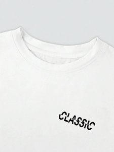 Gros plan détaillé d'un T-shirt blanc avec imprimé lettres classiques et col côtelé