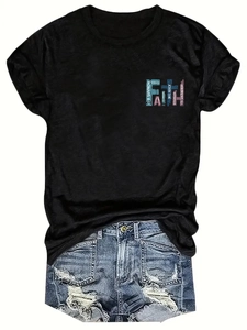 T-shirt nera da donna con stampa Faith e pantaloncini di jeans blu strappati alla moda