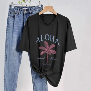 Dettaglio della maglietta nera in cotone con stampa palma ALOHA e orlo annodato alla moda