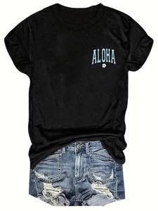 Dettaglio della maglietta nera in cotone con stampa ALOHA e fiore bianco e shorts in denim