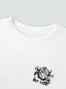 Détail d'un t-shirt blanc en coton avec imprimé vache des Highlands et texte Not Today