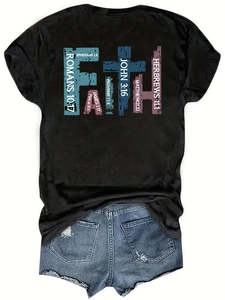 Dettaglio della stampa grafica FAITH con versi biblici su una t-shirt nera di cotone