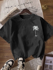 T-shirt nera casual da donna con stampa a palma e girocollo presentata in stile flat lay