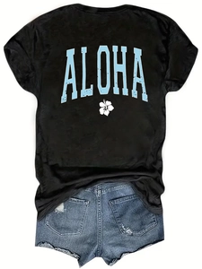 T-shirt nera con stampa Aloha e pantaloncini di jeans blu strappati distesi