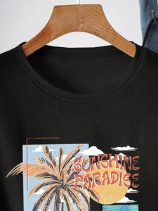 Détail de l'imprimé palmier rétro Sunshine Paradise sur t-shirt noir en coton